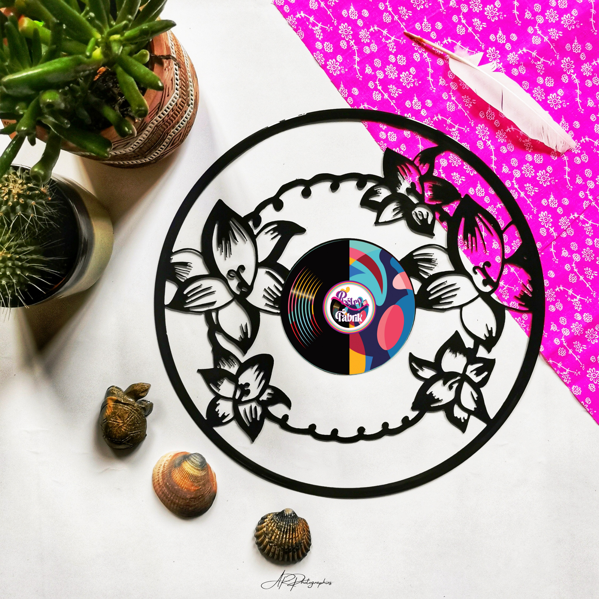 Retro Fabrik - Couronne de lys Vieux disque vinyle 33 tours découpé pour décoration murale originale. Possibilité de transformer la décoration en horloge