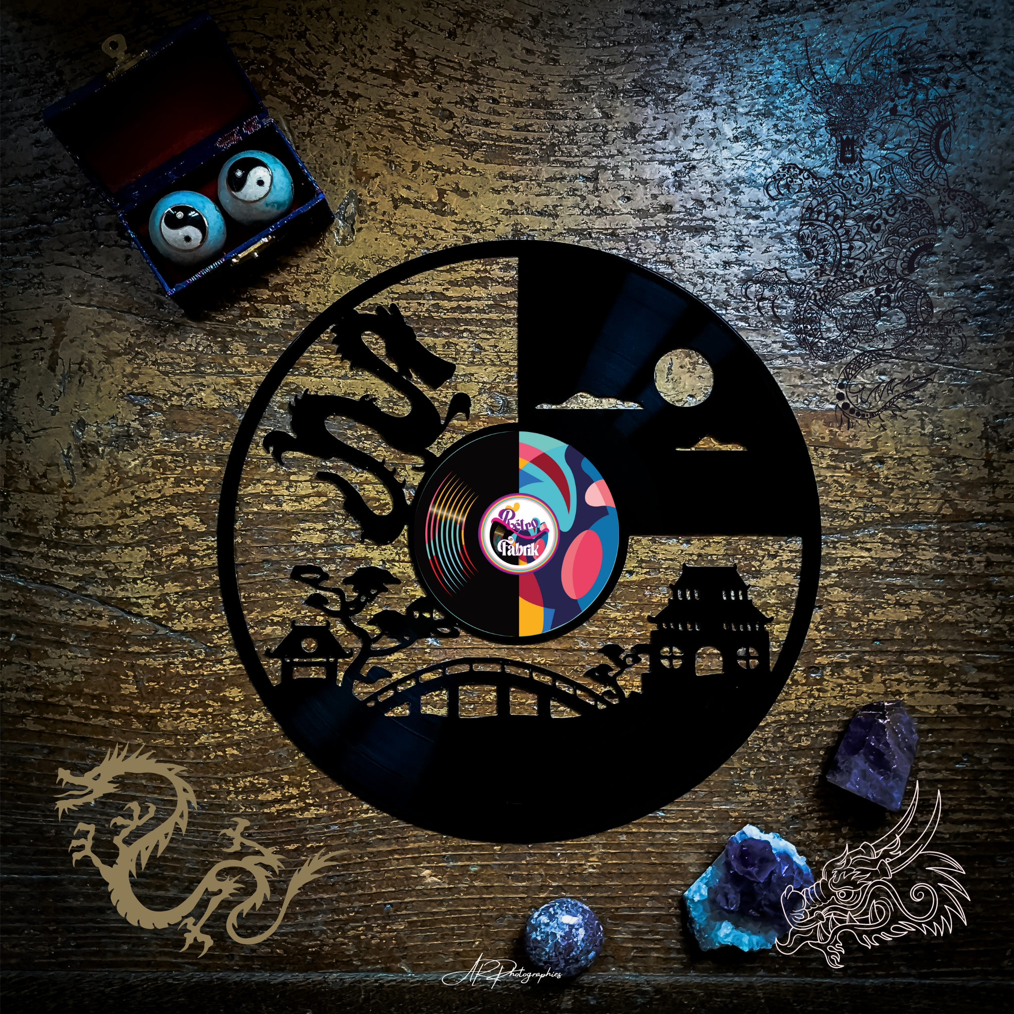 Retro Fabrik - Dragon Chinois Vieux disque vinyle 33 tours découpé pour décoration murale originale. Possibilité de transformer la décoration en horloge