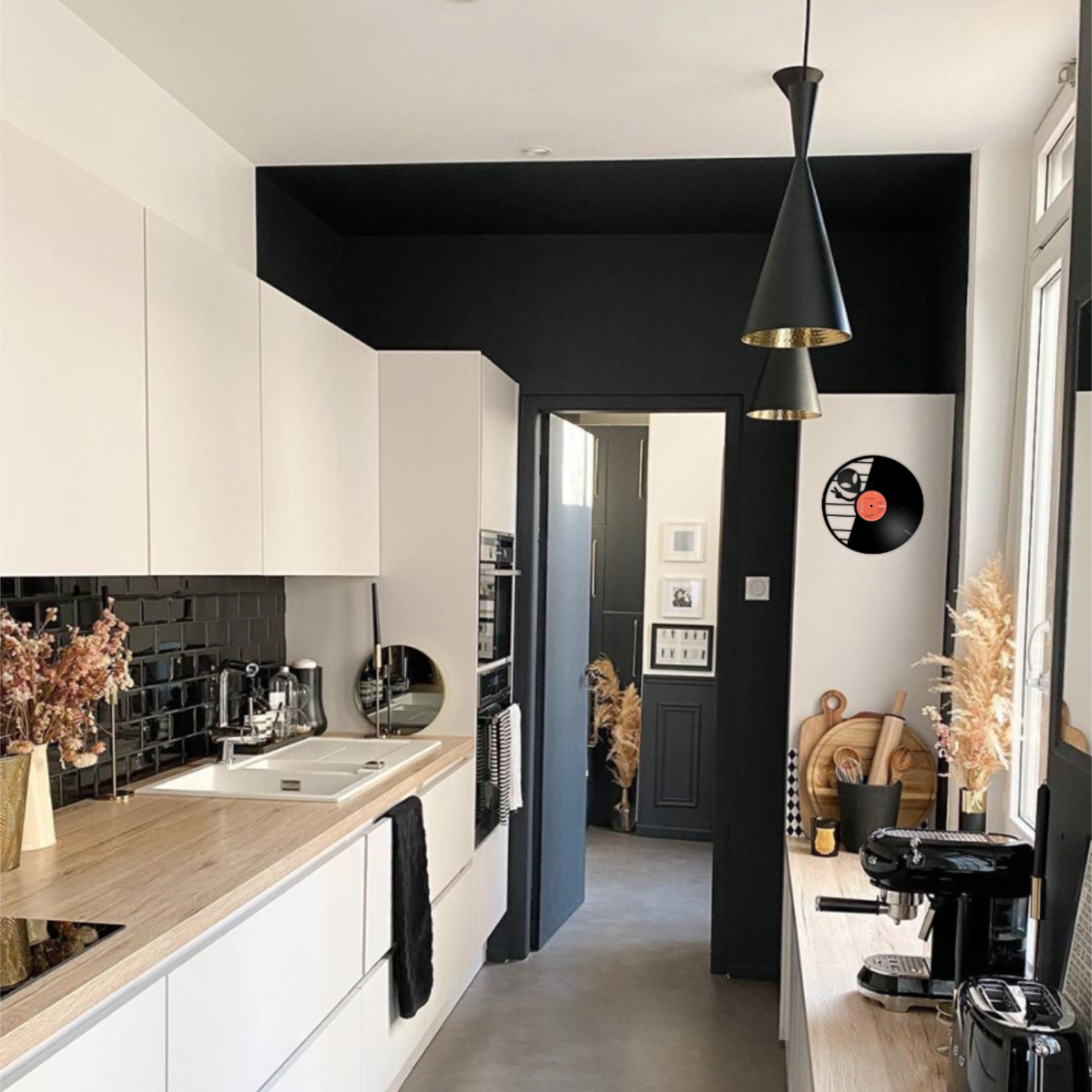 Retro Fabrik – Alien Pacifiste Vieux disque vinyle 33 tours découpé pour décoration murale originale. Possibilité de transformer la décoration en horloge